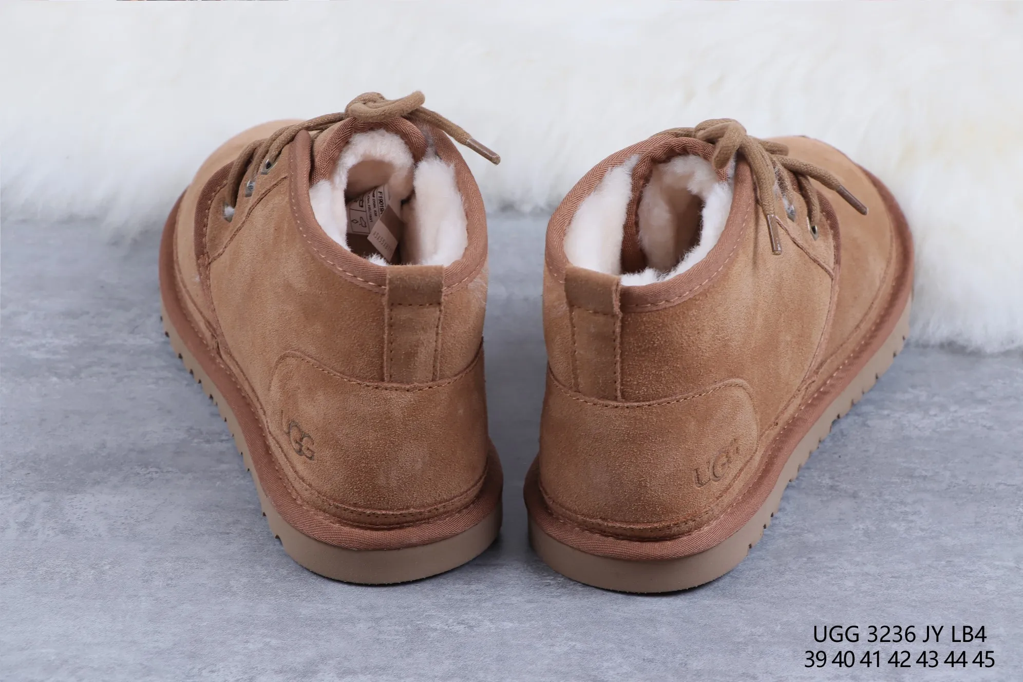 💰520 UGG sheepskin integrated snow boots 3236 maroon M Neumel Product description: As an extension of the classic series, the classic lightweight series has a low-key outsole and upper inspired by classic styles, showing the comfort and luxury of UGG. Upper: cow leather, soft suede upper. Insole: 17mm UGGpure™ wool cushioning foam insole. Sole: Treadlite by UGG™ Light wing technology outsole - non-slip, cushioning, wear resistance, and good elasticity Heel: Brand LOGO on the side Size: 39 40 41 42 43 44 45